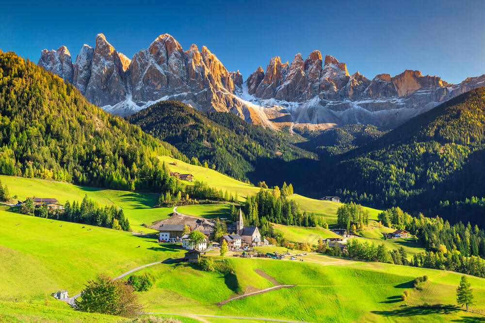 Vista del pueblo de Santa Maddalena con los Dolomitas al fondo