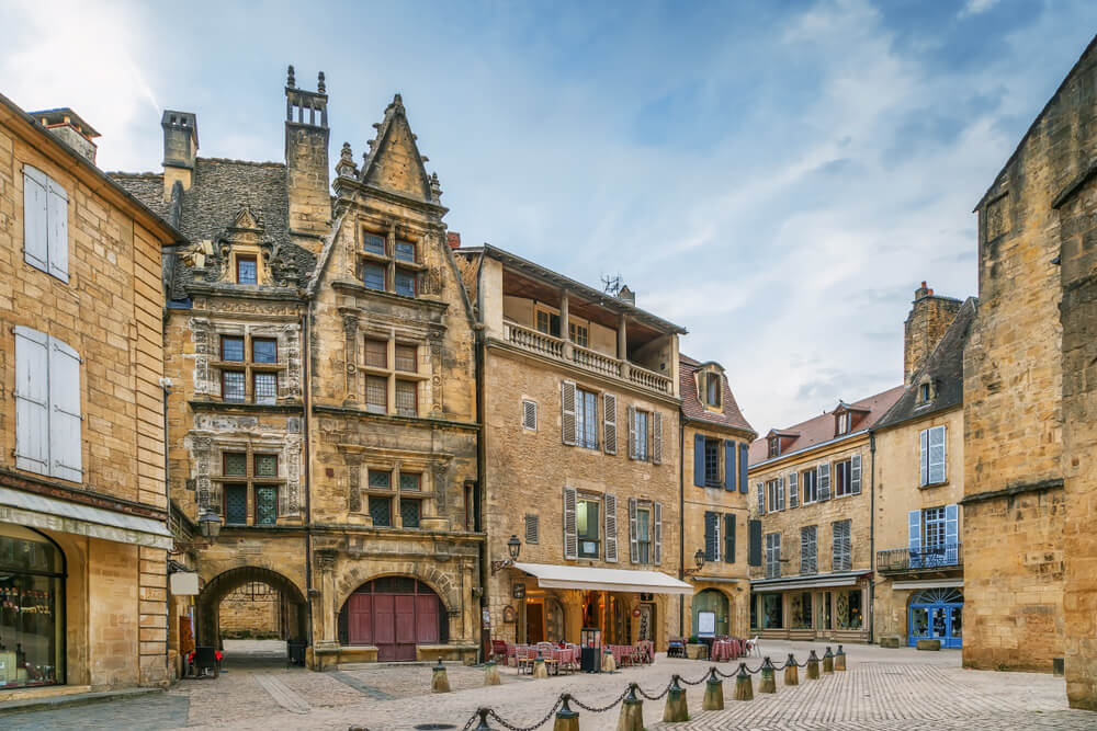 Calle de Sarlat-la-Caneda en la Dordogne