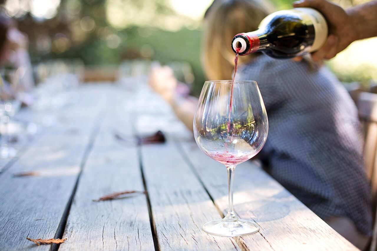 Hombre sirviendo en una degustación de vinos