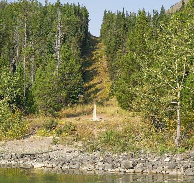 Vista de la franja de la fontera entre EE. UU. y Canadá