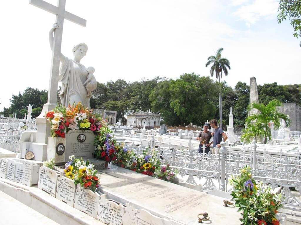 tumba de la Milagrosa, en el cementerio de Colón