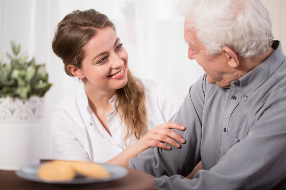 Voluntaria con un anciano