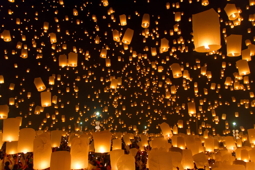 Gente lanzando linternas en Yi Peng