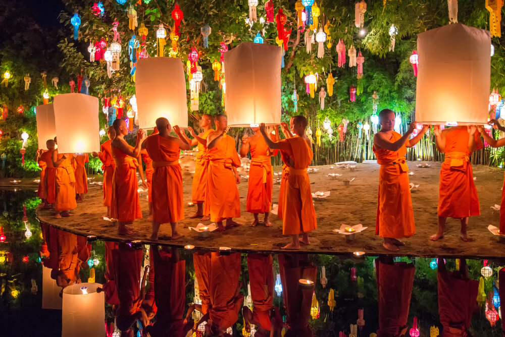 Monjes con linternas en Yi Peng en Chiang Mai