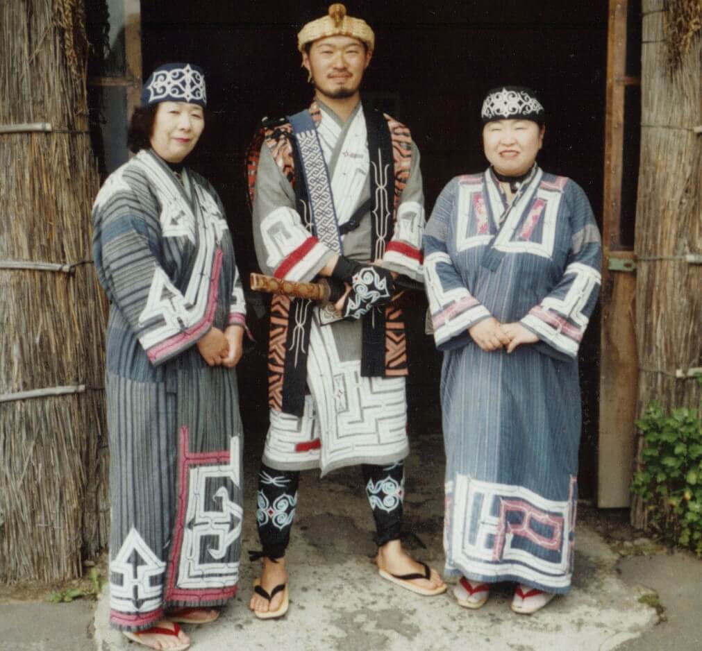 Ainus con ropajes típicos