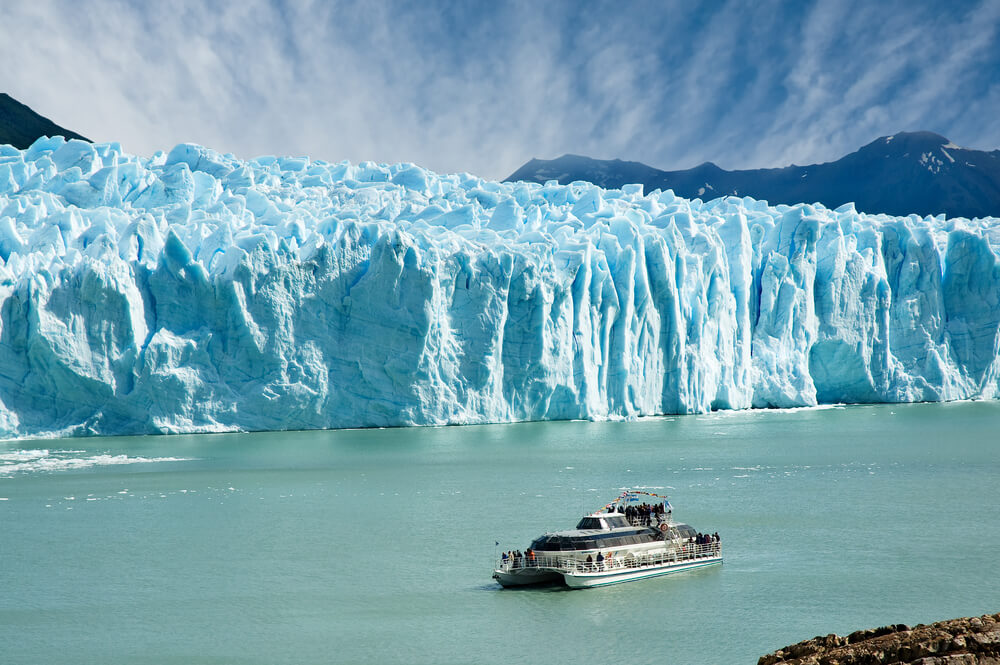 Barco junto al Perito Moreno