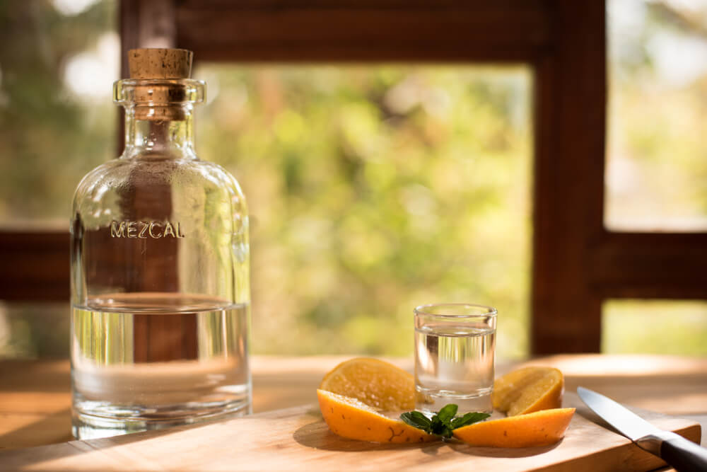 Botella de mezcal, una de las bebidas tradicionales de México