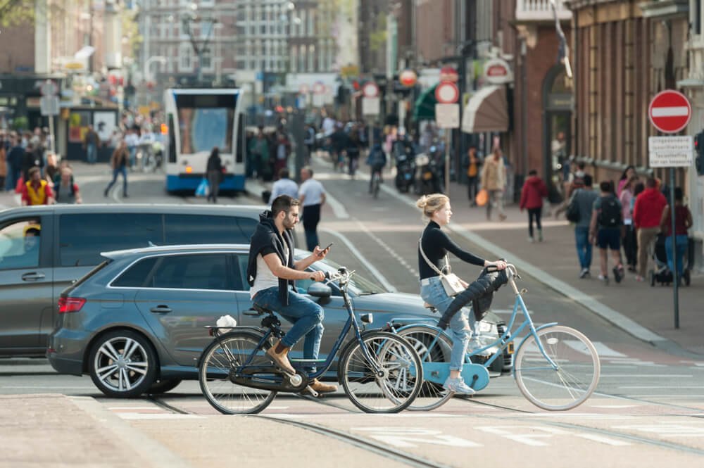 Calle de Ámsterdam con bicis y coches
