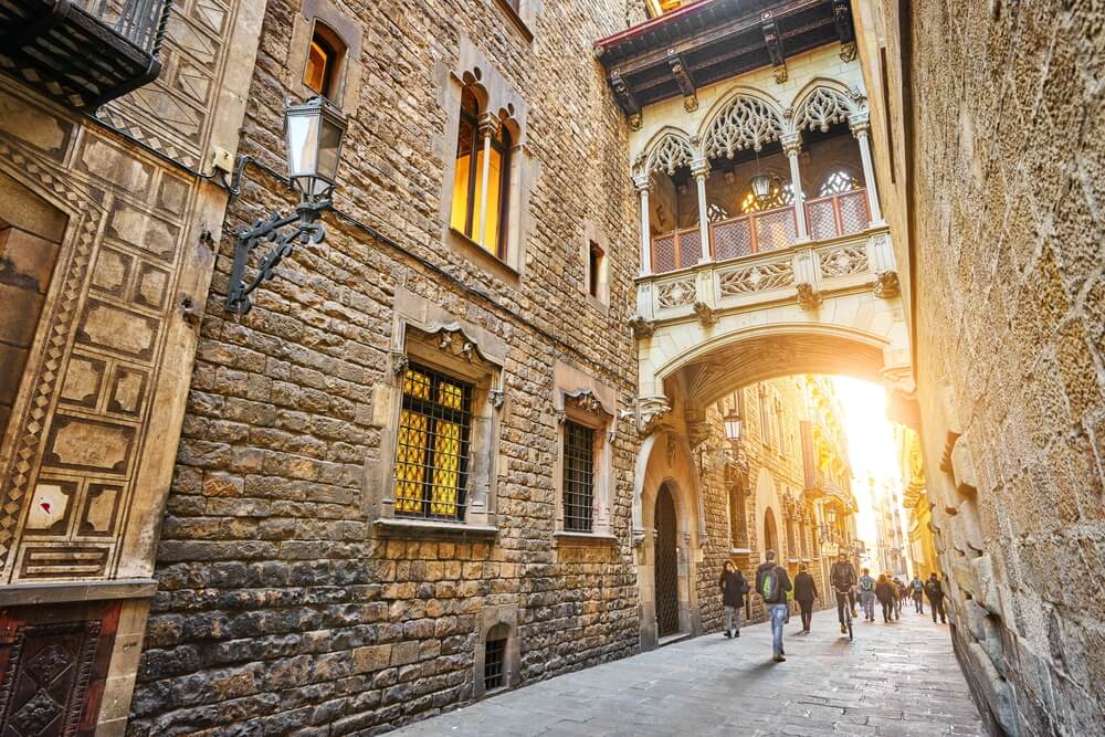 Carrer del Bisbe, una de las calles más bonitas de Barcelona
