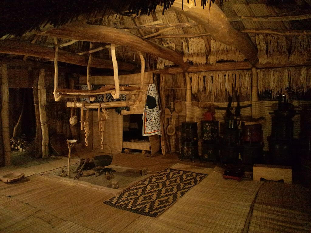 Interior de una casa ainu