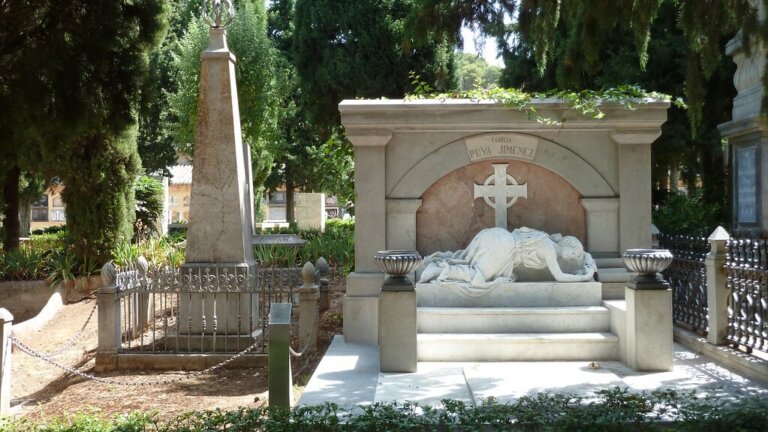 Recorremos el cementerio de San José de Granada