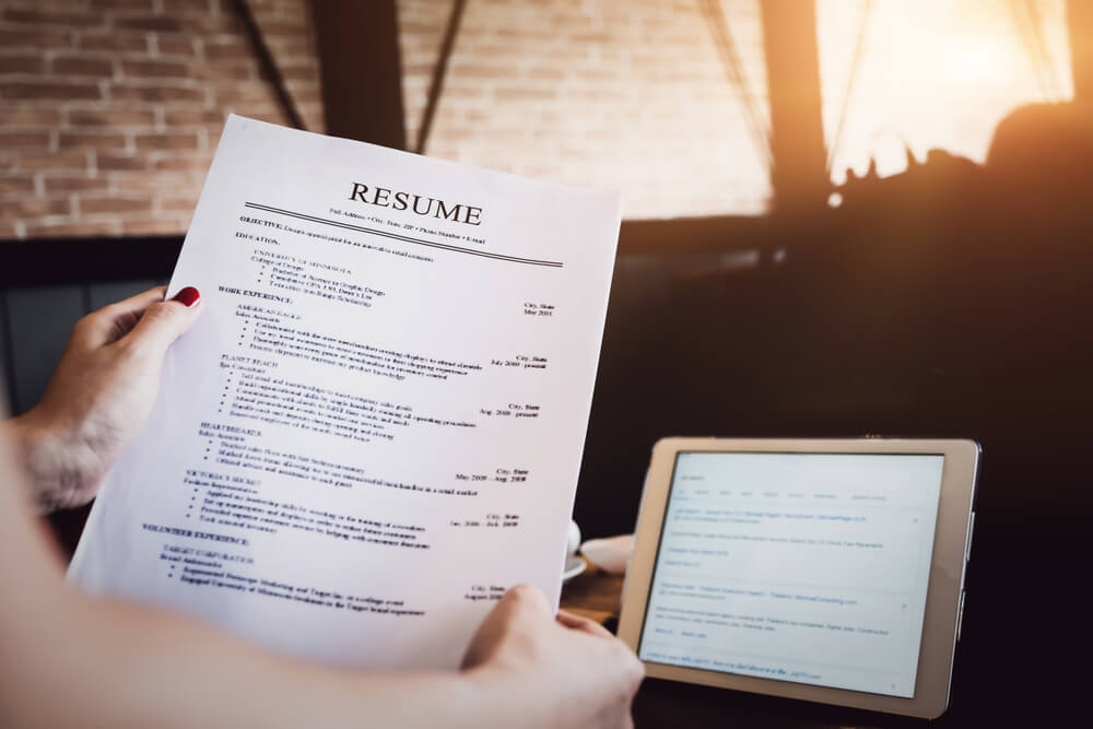 Mujer con un currículum