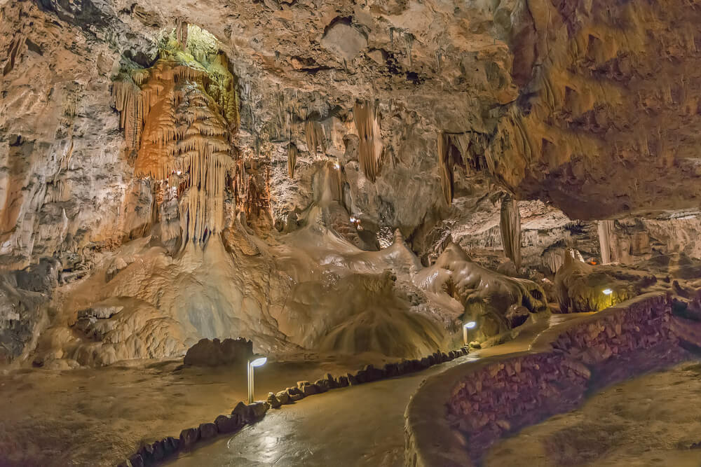 Exploramos las maravillas de la cueva de Valporquero
