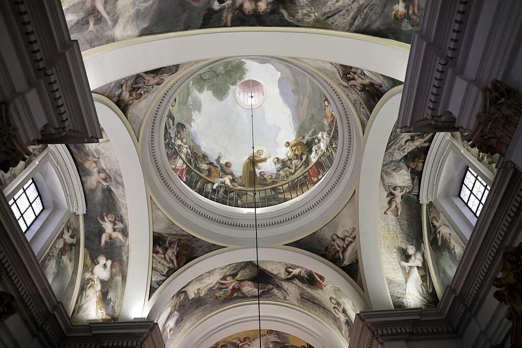 Vista de los frescos de Goya