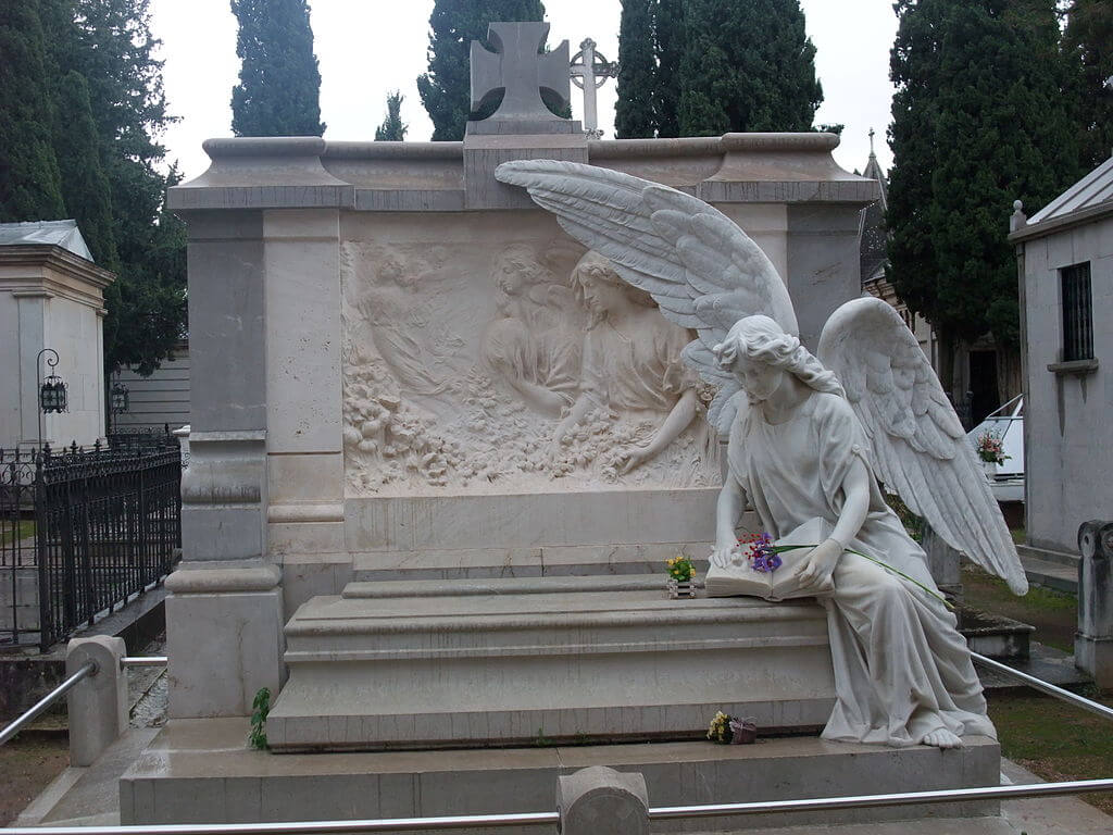 Sepultura en el cementerio de San José de Granada
