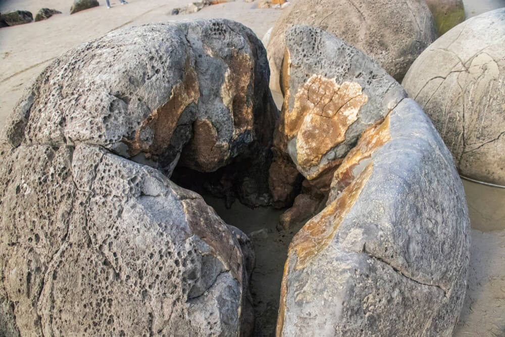 Interior de una de las rocas
