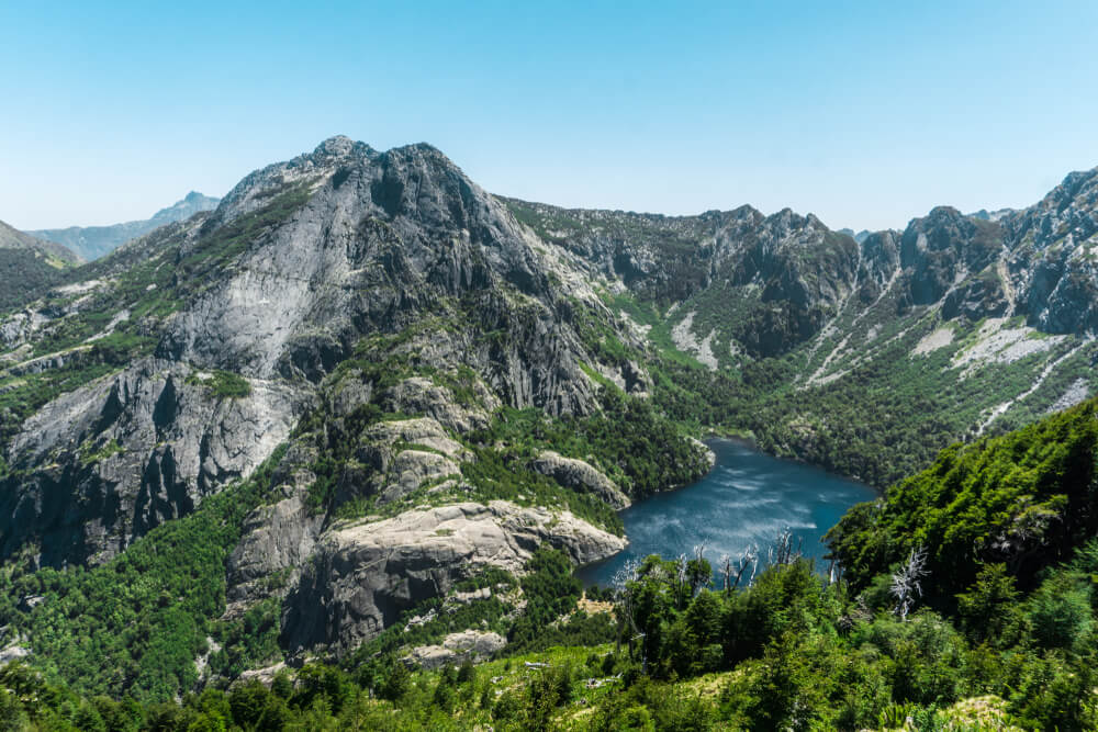 Vista de la laguna de Pirquinco, uno de los tesoros escondidos de Chile