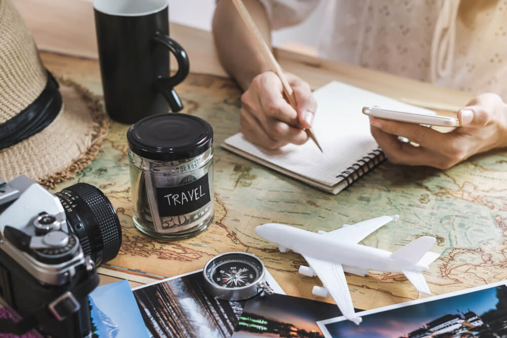Mujer planeando un viaje