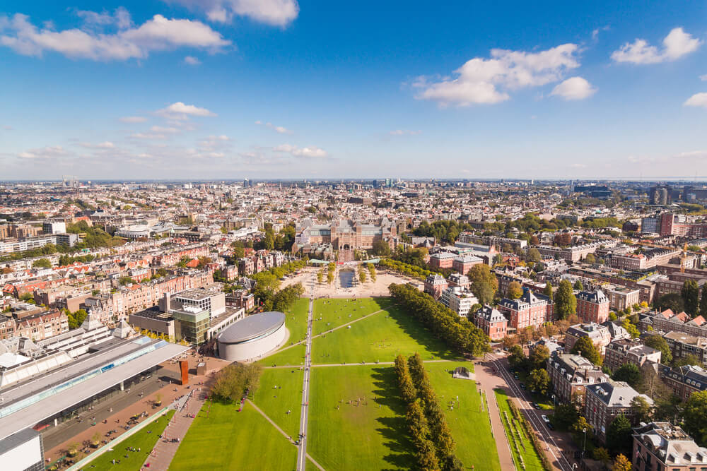 Vista de la Museumplein de Ámsterdam