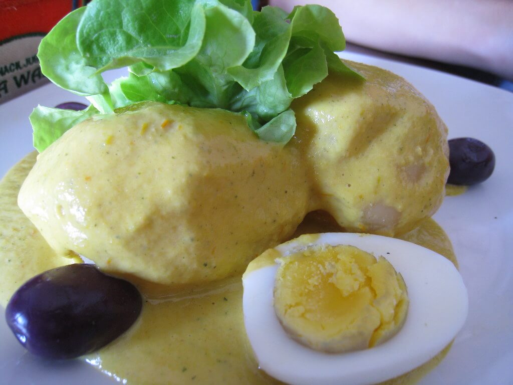 Huevos bañados con ocopa