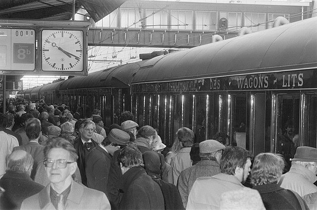 Pasajeros cogiendo el tren
