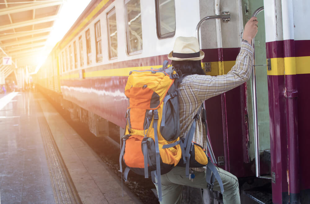 Turista subiendo a un tren