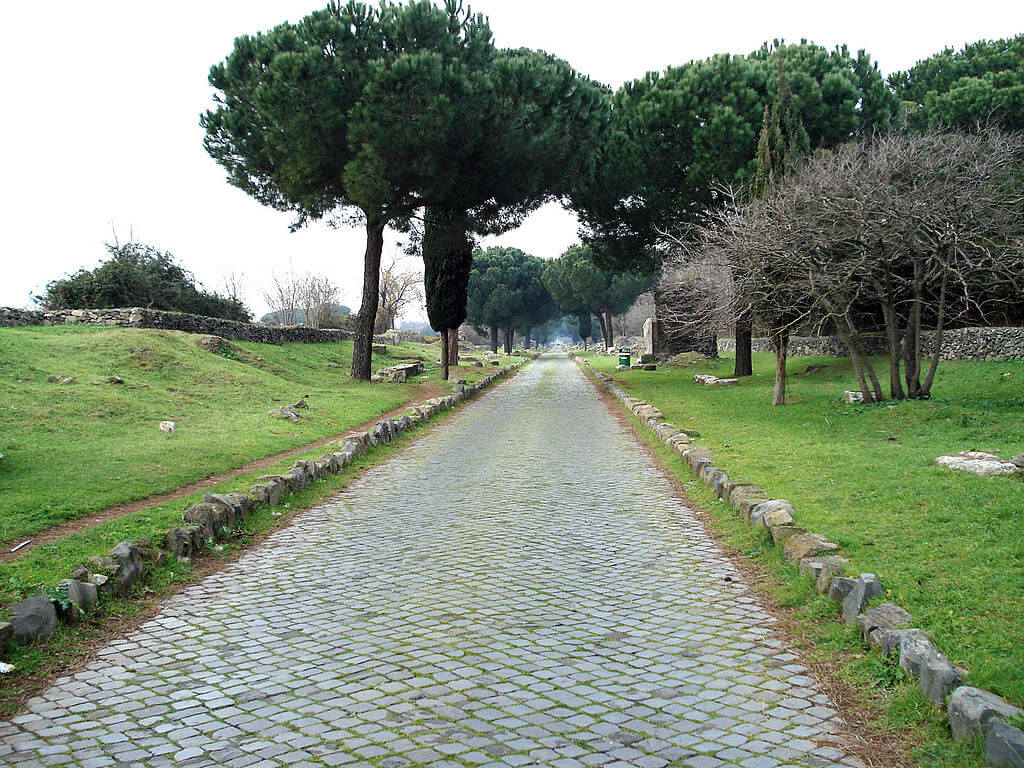 Via Apia en Roma, una de las antiguas carreteras del mundo