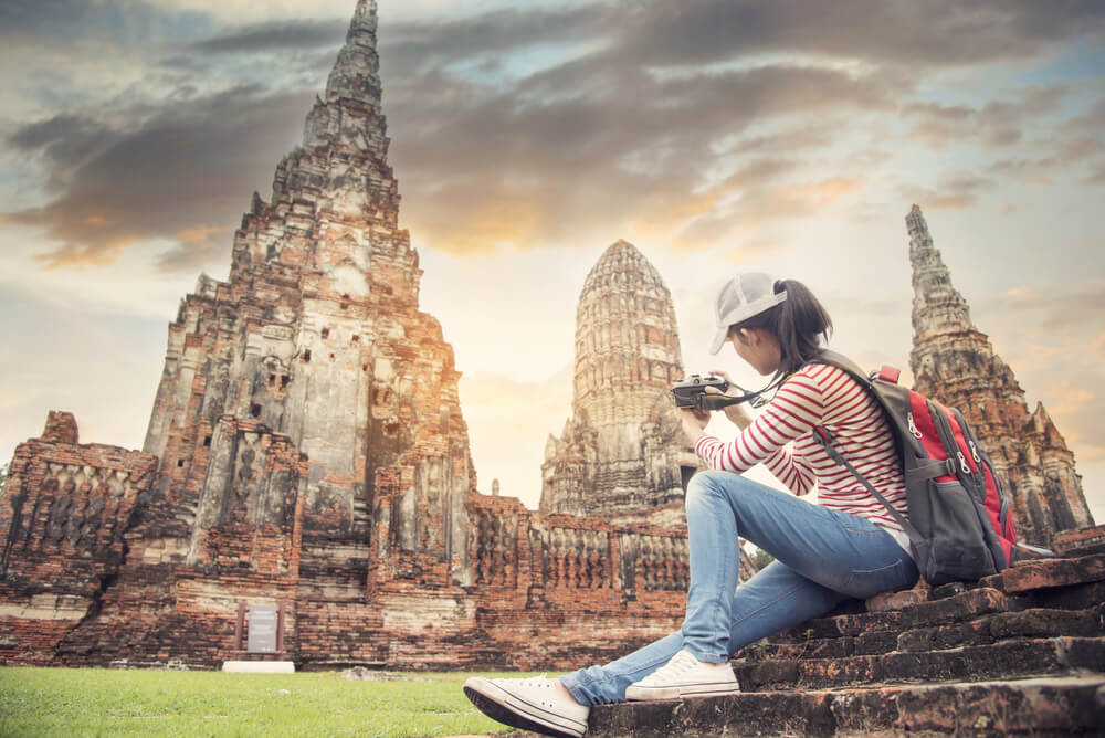 Mujer en un templo de Bali, disfrutando de cómo un viaje te cambia