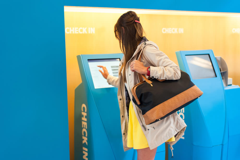 Viajera con un bolso de mano en el aeropuerto