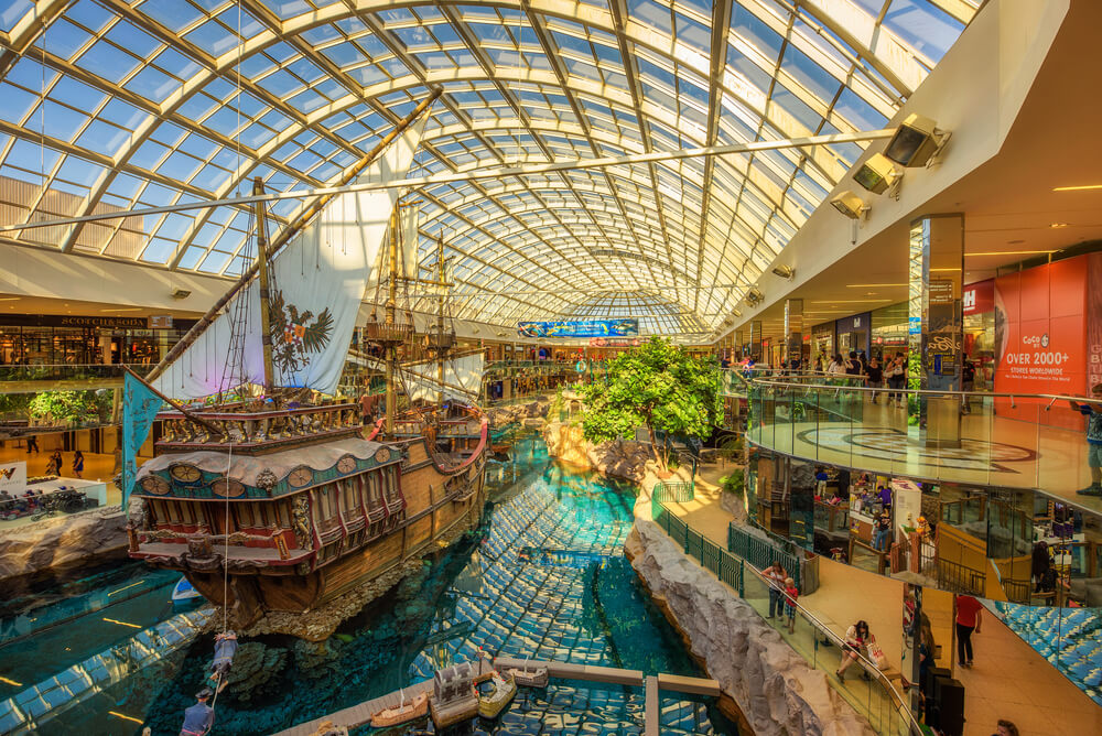 Interior del West Edmonton Mall en una de las ciudades canadienses