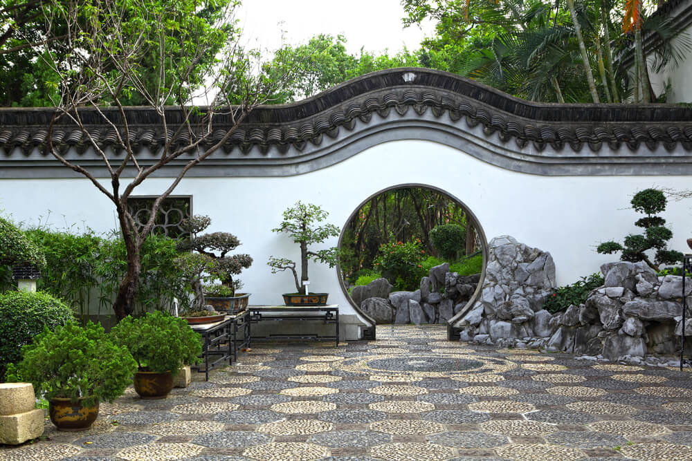 Puerta de la Luna en un jardín chino