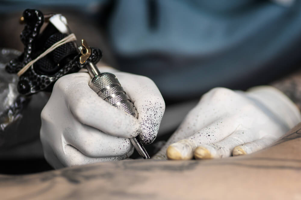 Hombre haciendo tatuajes en Japón