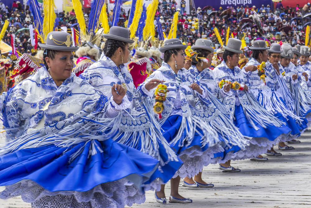 Grupos folclóricos durante la fiesta