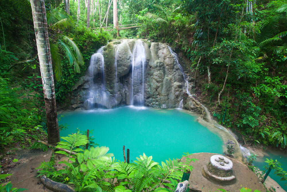 Cascada en Siquijor, una de las islas de Filipinas