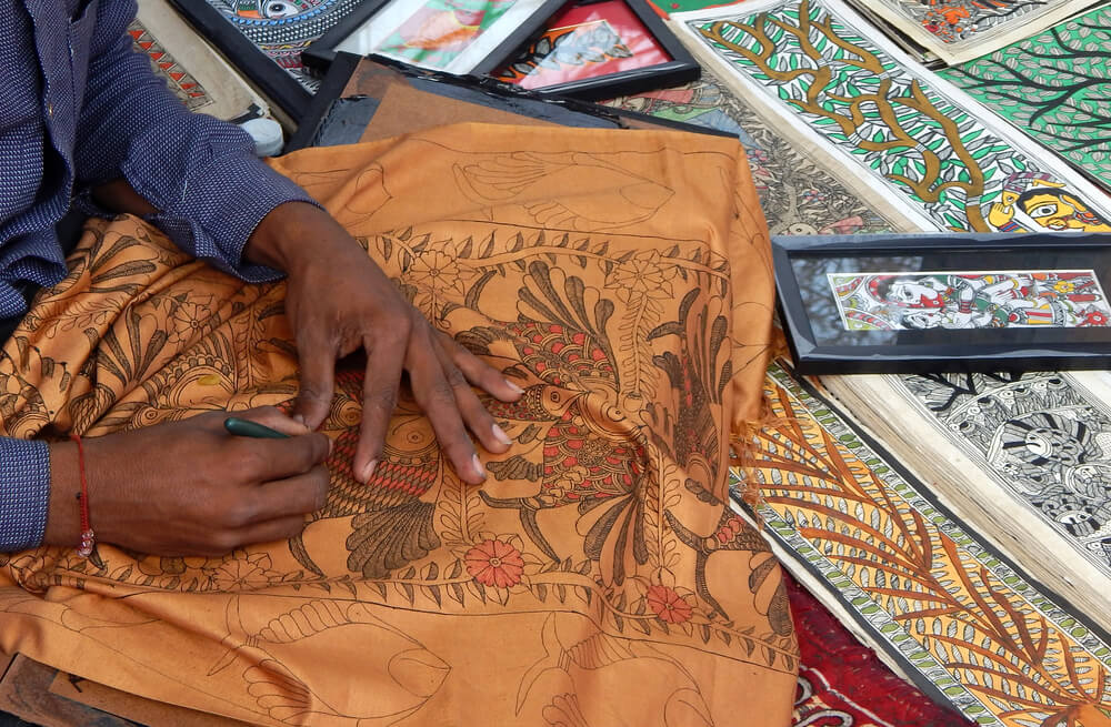 Hombre pintando en Madhubani