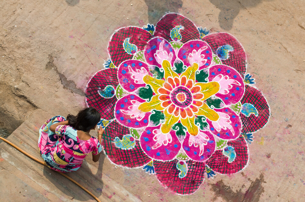 Mujer pintando un mandala, muestra del arte hindú