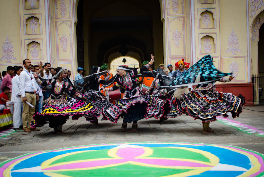 Mujeres bailando en el Teej en la India