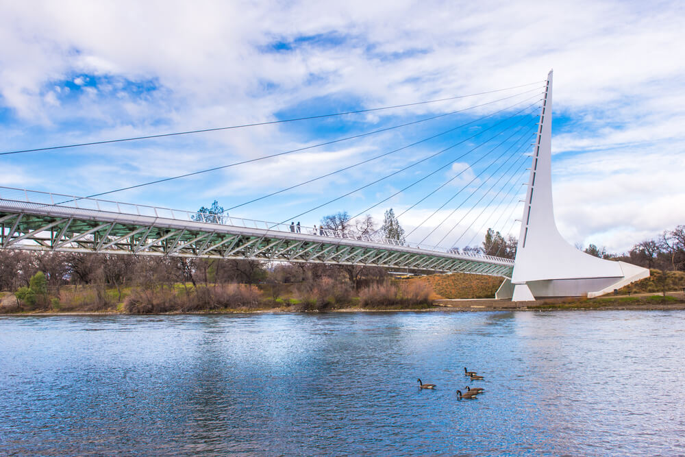 Puente del reloj del Sol en Redding