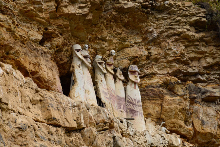 Conoce los Sarcófagos de Karajía en Perú