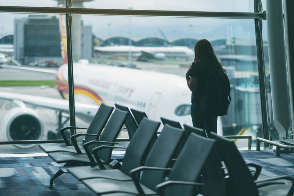 Viajera en un aeropuerto