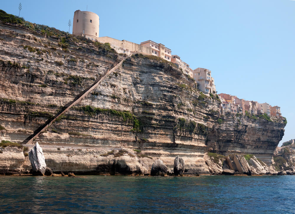 Vista desde el mar de las Escaleras del Rey de Aragón