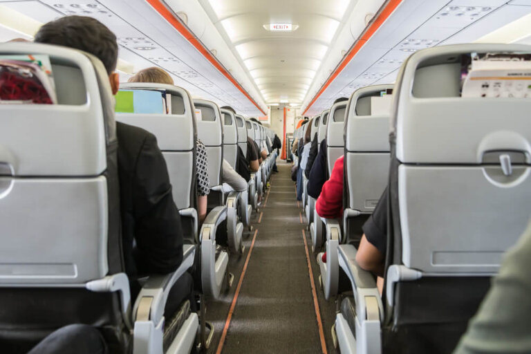 Cómo sobrellevar un largo viaje en avión