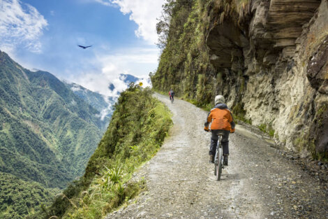 Ciclistas en el Camino de la Muerte