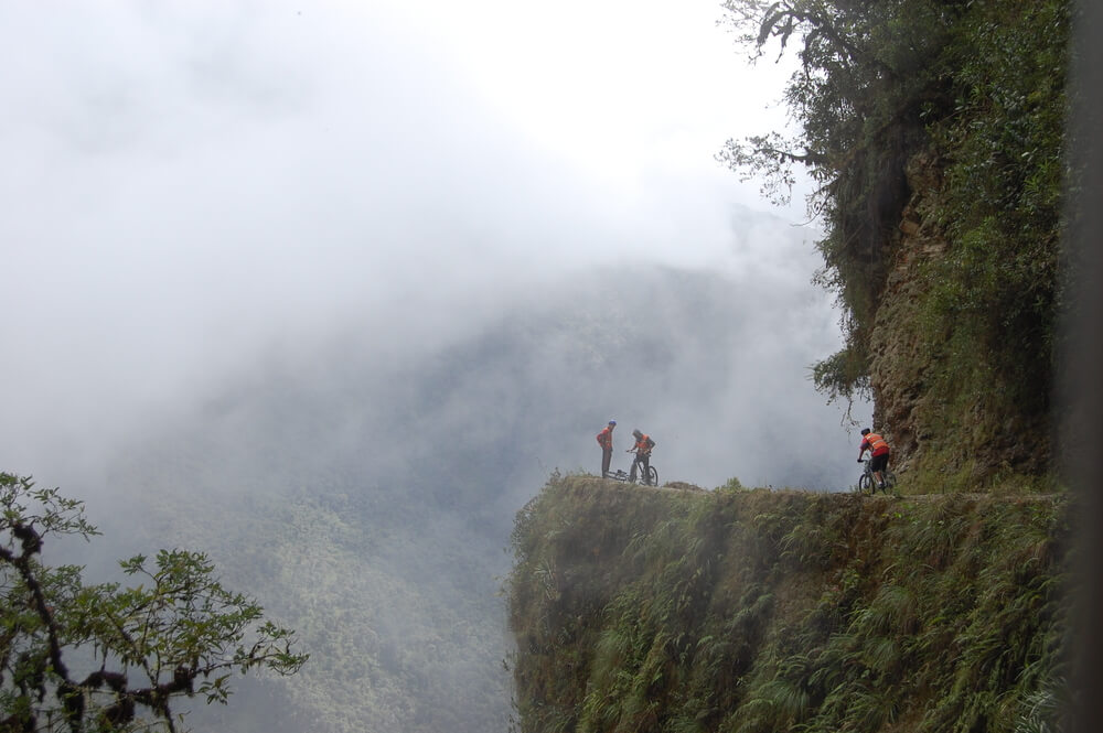 Ciclistas en la Carretera de la Muerte de Bolivia