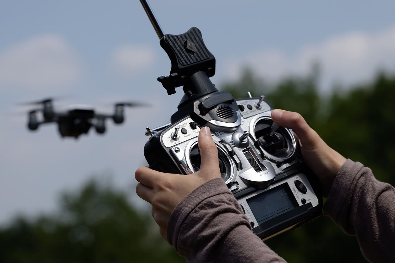Hombre manejando drones para viajeros