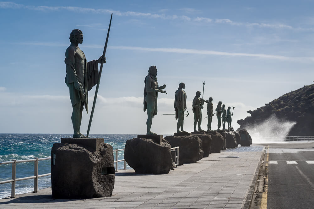 Estatuas de los reyes guanches, uno de los datos interesantes de las islas Canarias