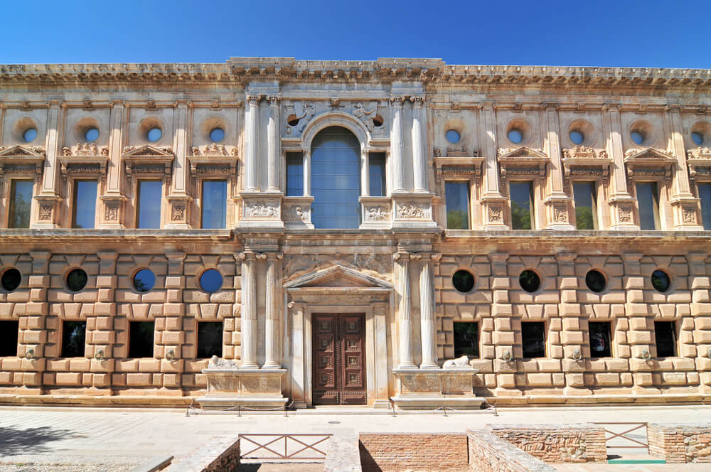 Fachada del palacio de Carlos V