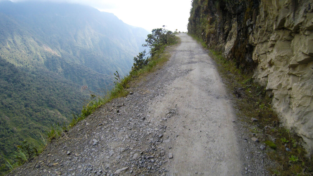 Firme de la Carretera de la Muerte en Bolivia
