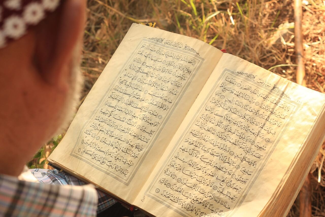 Hombre leyendo el Corán