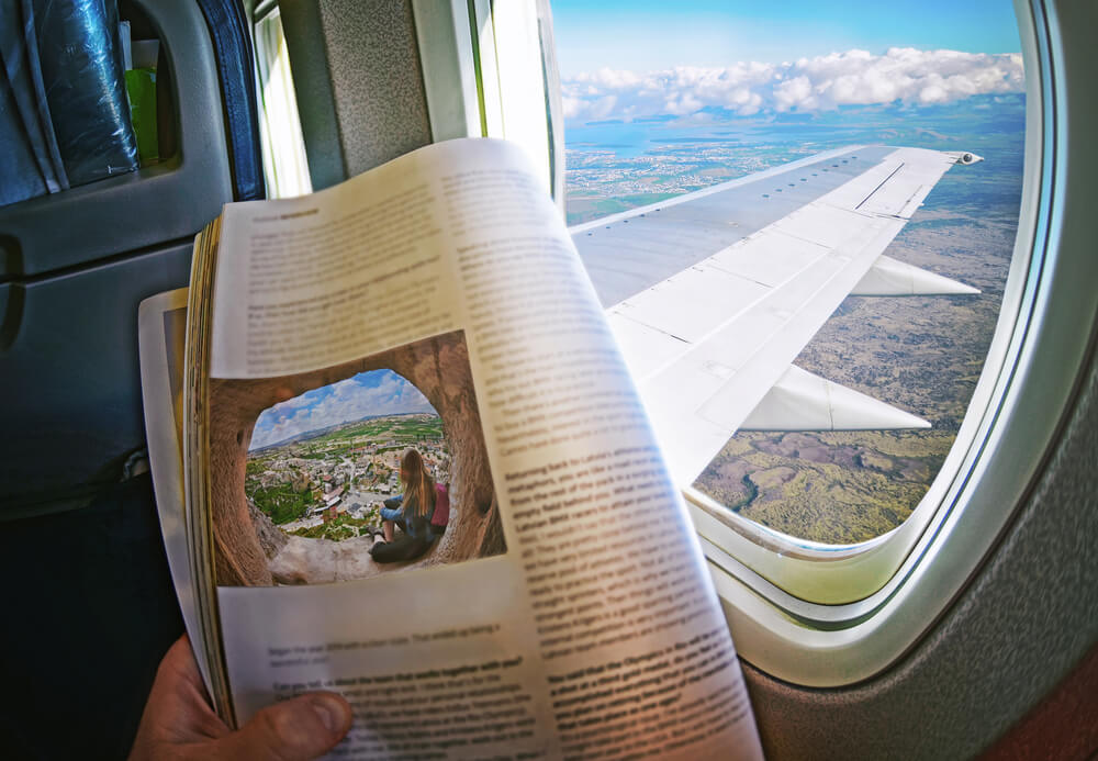 Mujer leyendo en un viaje en avión